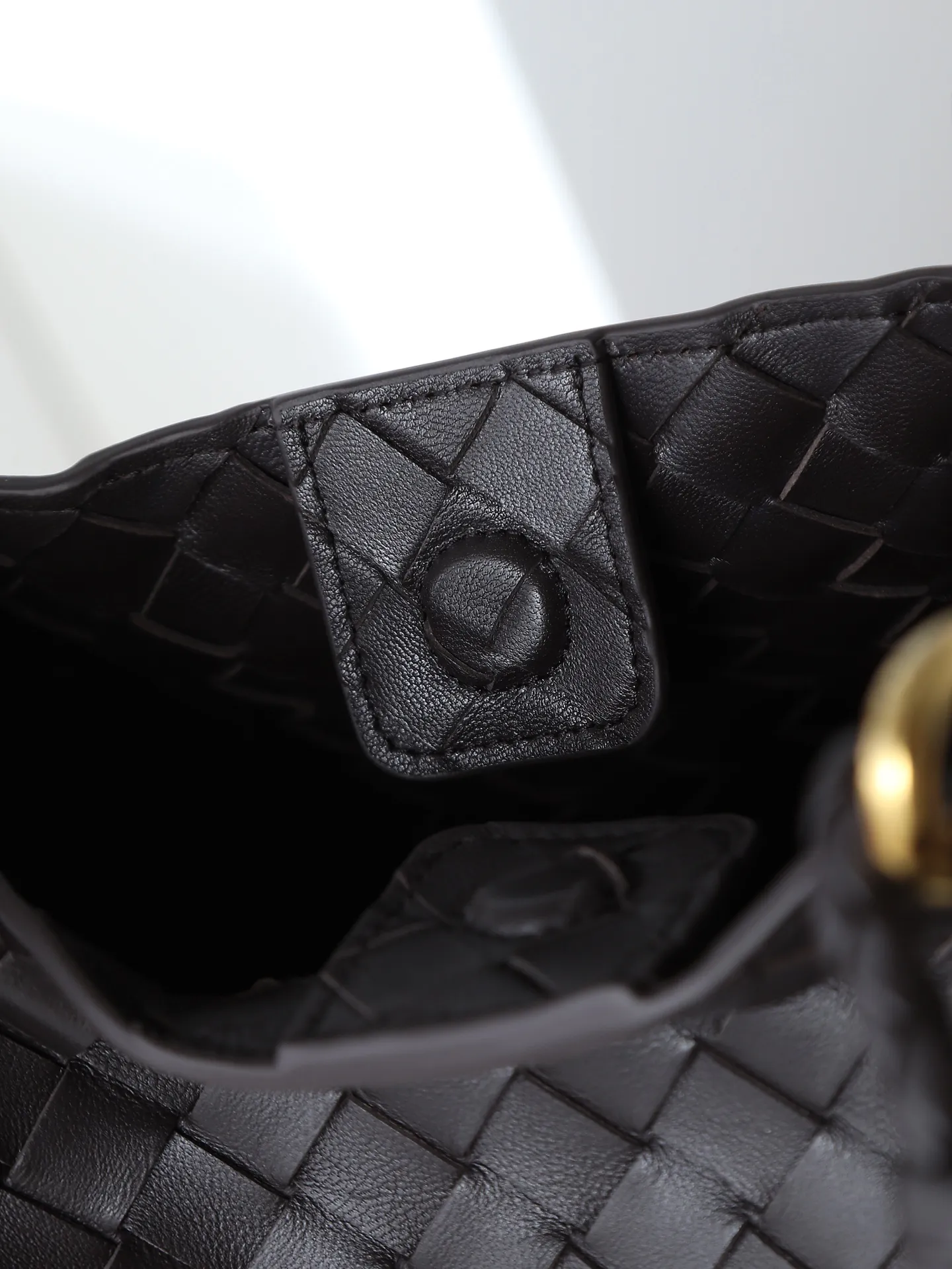 1300. BV's new intrecciato woven leather shoulder bag 🪂 835921 comes with a detachable diagonal shoulder strap and comes with a mini bag inside. The appearance retains the unique design of BV woven leather. The parachute bag is a bag that makes people fall in love before seeing the real thing. The small golden knot embellishment is full of simple and high-end sense to meet your needs in different occasions. Size: 29.5X18.5X17.5cm